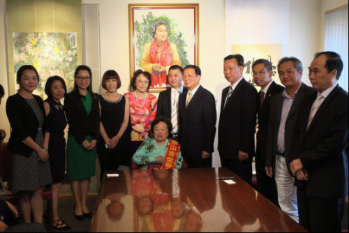 佛山市代表團(tuán)赴美授予陳香梅女士榮譽(yù)市民稱號(hào),。