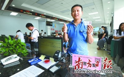 市民領(lǐng)到新的居住證后,,對“邑微警”的便利和快捷大加贊賞,。(黃紫鋒