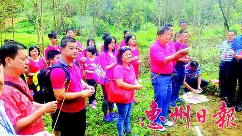 劉玉明一家人就地焚香拜祖。