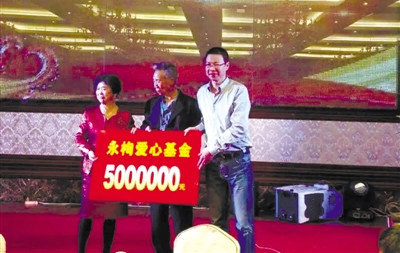 胡永娟(左)在捐贈儀式上,。