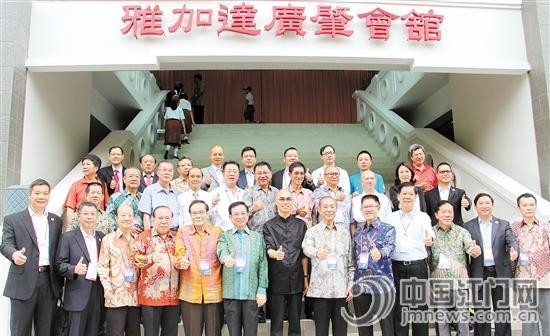 鄧偉根率領(lǐng)參會(huì)的眾多江門市企業(yè)家,、海外嘉賓參觀印尼廣肇總會(huì),。