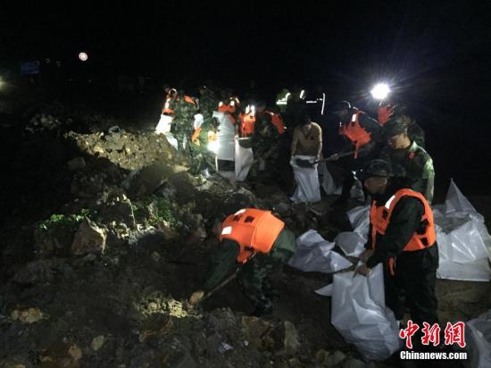 9月28日,17號臺風(fēng)“鲇魚”在福建登陸,,受其影響,浙江多地發(fā)生多起泥石流,、洪澇,、滑坡等災(zāi)害。當?shù)毓?、消防,、武警等多部門聯(lián)合救援。圖為:武警官兵正在裝填搬運沙袋加固堤壩,。中新社記者
