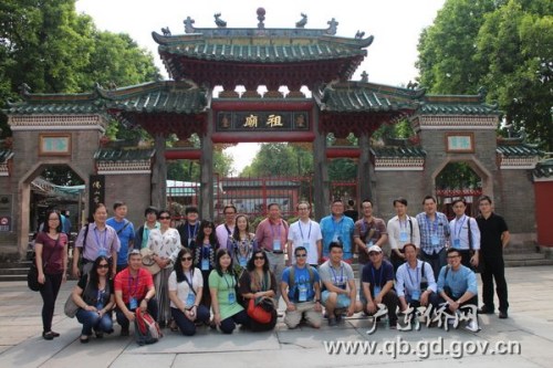 華裔新生代廣東行訪問團(tuán)一行參觀祖廟