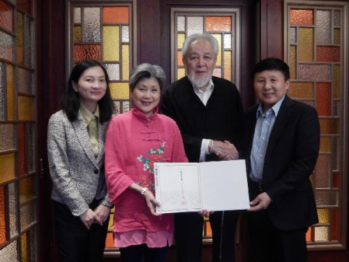上海市僑辦主任徐力會(huì)見英國著名僑領(lǐng)單聲及其夫人