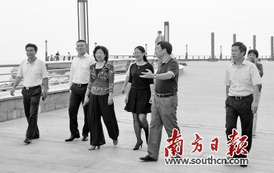 廣東省僑辦主任李心(左三)考察汕頭華僑經濟文化合作試驗區(qū)。
