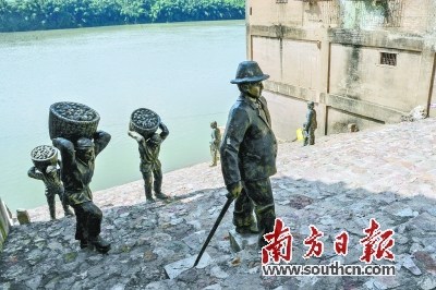 松口鎮(zhèn)火船碼頭重新豎立了許多當(dāng)年的人物雕塑,,仿佛曾經(jīng)繁華的景象再現(xiàn),。南方日報(bào)記者