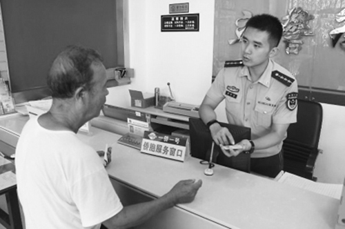 中國僑網(wǎng)邊防官兵在僑胞服務(wù)窗口向僑胞講解“一僑一號”涉僑業(yè)務(wù)辦理流程,。
