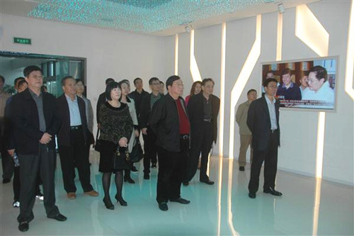 代表團(tuán)在徐州國家高新技術(shù)產(chǎn)業(yè)開發(fā)區(qū)參觀