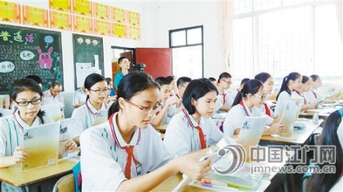 新會葵城中學(xué)學(xué)生津津有味地閱讀《江門歷史》,。