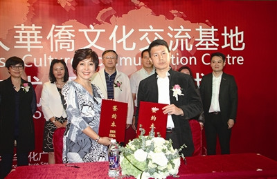 簽署合作協(xié)議,。深圳僑報(bào)記者柯東波