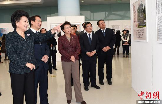 11月9日,,由國務(wù)院僑務(wù)辦公室與中國海外交流協(xié)會共同主辦的“孫中山與華僑華人”主題圖片展在國家游泳中心開幕,。國務(wù)院僑辦主任裘援平、副主任譚天星,,北京市副市長程紅以及承辦單位北京市僑辦和國家游泳中心負(fù)責(zé)人出席開幕活動,。該圖片展分為“孫中山的光輝一生”、“華僑為革命之母”,、“繼承孫中山遺志,,實(shí)現(xiàn)強(qiáng)國之夢”三個部分。圖為國務(wù)院僑辦主任裘援平,、副主任譚天星,、北京市副市長程紅等觀看圖片展。中新社記者