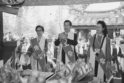 圖為蕭萬(wàn)長(zhǎng)(中)攜家人在蕭氏宗祠四美堂祭祖,。