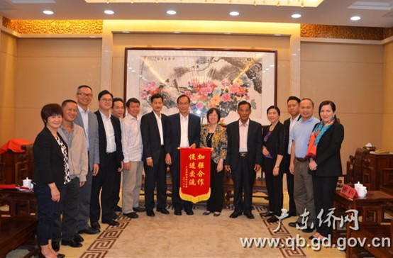 黎靜(右六)向板芙聯(lián)誼會訪問團(tuán)贈送錦旗,。