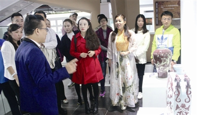 僑界青年才俊在瓷愛谷內(nèi)參觀,。深圳僑報記者