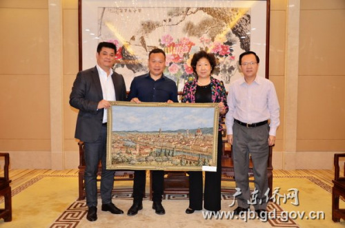 鄭仕意會長(左二),、周鋼名譽(yù)會長(左一)代表考察團(tuán)向廣東省僑辦贈送紀(jì)念品