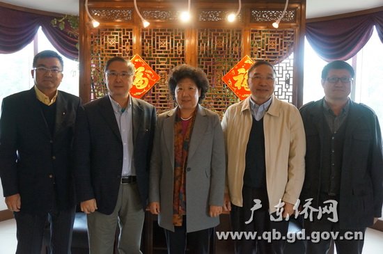 中國僑網(wǎng)廣東省僑辦李心主任(中),、林琳巡視員(右二)與湯友志博士(左二)等合影