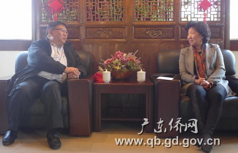 中國(guó)僑網(wǎng)廣東省僑辦李心主任(右)與美國(guó)洛杉磯阿罕布拉市沈時(shí)康市長(zhǎng)交流,。
