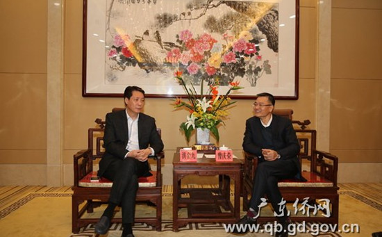 中國(guó)僑網(wǎng)曾慶榮(右)與洪金九交流