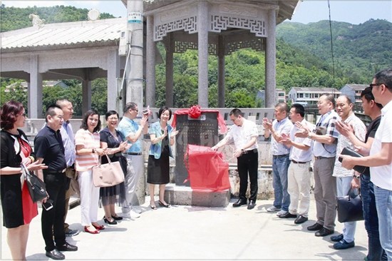 中國僑網(wǎng)去年5月,,市外僑辦主任邱華萍攜美國、意大利等國10多位僑領(lǐng)赴平陽縣南雁鎮(zhèn)前山村考察“僑愛工程”項目