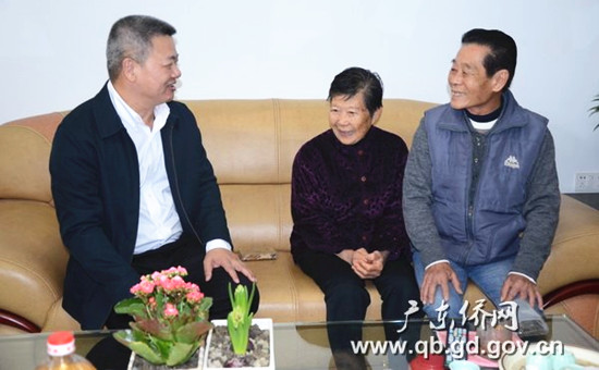 中國僑網(wǎng)蔡偉生(左)慰問普僑區(qū)歸僑家庭,。