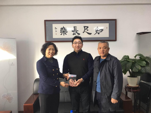 中國僑網(wǎng) 陳香林主席、關(guān)波副主席向王兆楠頒發(fā)吉林省僑聯(lián)青委會常委證書