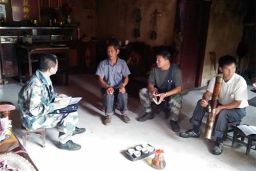 中國(guó)僑網(wǎng)云南省文山州硯山縣僑辦(僑聯(lián))人員在村民家中座談,,宣傳法律知識(shí)。