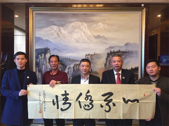 中國僑網(wǎng)四川外僑辦副主任文甦(中)與美國福建聯(lián)合總會常務(wù)副會長莊淑好(右二)一行合影