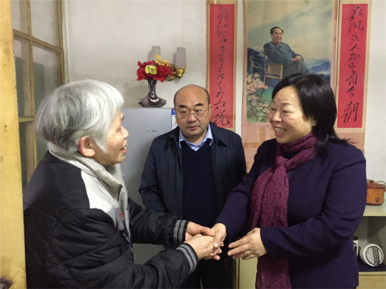 中國(guó)僑網(wǎng)看望僑界困難群眾