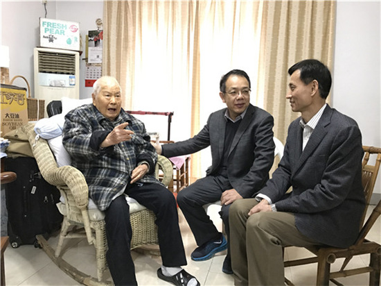 中國(guó)僑網(wǎng)慰問醫(yī)大百歲校長(zhǎng)陳國(guó)熙教授