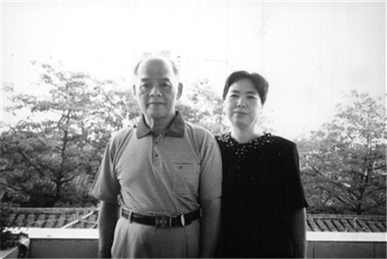 中國(guó)僑網(wǎng)吳鵡(右)與丈夫林尚功合影。