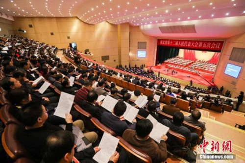 中國僑網(wǎng)1月15日,,湖北省第十二屆人民代表大會第五次會議在武漢開幕,。 中新社記者 張暢 攝