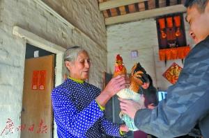 中國(guó)僑網(wǎng)廣州日?qǐng)?bào)記者向雞美英贈(zèng)送《金雞報(bào)喜》,。廣州日?qǐng)?bào)記者何波攝