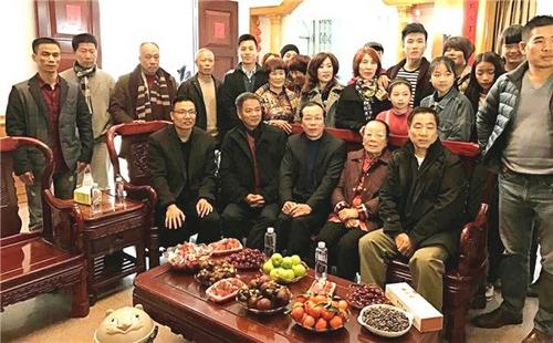 中國(guó)僑網(wǎng)孫清開(kāi)(前排右一),、其母親(前排右二),、黃齊秋(前排居中)、孫清云(前排左二)等與孫會(huì)長(zhǎng)家人合影