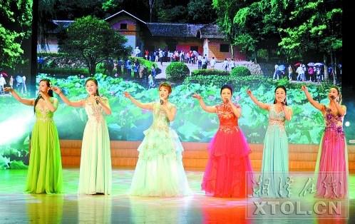 中國(guó)僑網(wǎng)“親情中華·走進(jìn)僑鄉(xiāng)·歡聚湘潭”大型文藝晚會(huì)現(xiàn)場(chǎng),。(記者 方陽 攝)