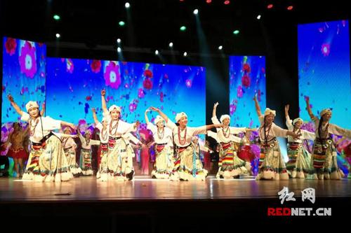 中國僑網(wǎng)6-7日,中國僑聯(lián)“親情中華·走進僑鄉(xiāng)”代表團到訪湖南,在湘潭和常德通過文藝演出慰問春節(jié)回湘探親的僑領僑胞,、歸僑僑眷及當?shù)馗咐相l(xiāng)親,。