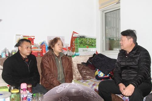 中國僑網(wǎng)四川省外事僑務(wù)副主任沈超看望慰問貧困僑眷封桂珍,、封有利