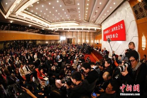 中國僑網(wǎng)資料圖:2016年3月2日,全國政協(xié)十二屆四次會(huì)議新聞發(fā)布會(huì)在北京人民大會(huì)堂舉行,,大會(huì)新聞發(fā)言人王國慶回答記者提問,。 中新社記者 杜洋 攝