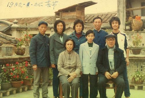 中國(guó)僑網(wǎng)1982年春節(jié)林建榮(后排左一)與全家人的合影