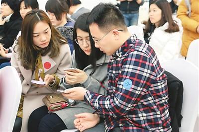 中國僑網(wǎng)活動現(xiàn)場,男女嘉賓正在互相交換聯(lián)系方式,。 王金銘攝