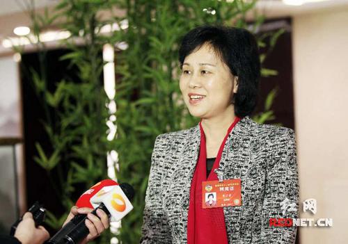 中國僑網(wǎng)列席全國政協(xié)十二屆五次會議的湖南省委常委,、省委統(tǒng)戰(zhàn)部部長黃蘭香接受時刻新聞記者采訪。