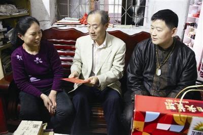 中國(guó)僑網(wǎng)鄭凱平(中)一行慰問光明新區(qū)困難歸僑。受訪者供圖