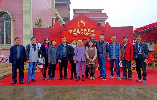 中國僑網(wǎng)合影留念(右五,、右六為李崇光伉儷,右四為區(qū)外事僑務(wù)局副局長李學(xué)明,,詹木慶攝)