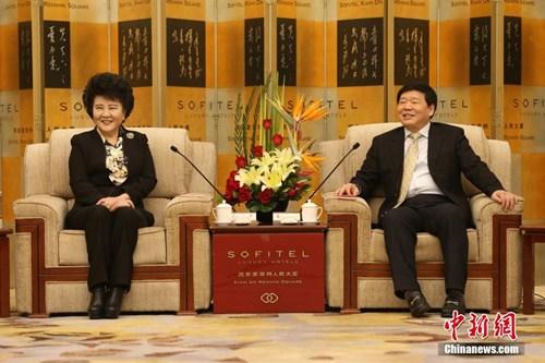 中國(guó)僑網(wǎng)3月19日,,陜西省委書記婁勤儉,、省長(zhǎng)胡和平會(huì)見(jiàn)了國(guó)務(wù)院僑辦主任裘援平、副主任郭軍,,以及所率領(lǐng)的海外僑胞,、港澳同胞,。當(dāng)日,由中國(guó)國(guó)務(wù)院僑務(wù)辦公室和陜西省人民政府共同舉辦的“僑愛(ài)工程——情系延安”項(xiàng)目簽約儀式在西安舉行,。中新社記者 張遠(yuǎn) 攝