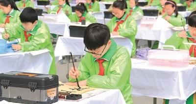 中國僑網(wǎng)東關(guān)小學(xué)學(xué)生在練習(xí)書法。 游儀 攝