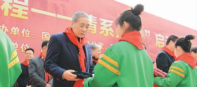 中國僑網(wǎng)海外僑胞向?qū)W生捐贈學(xué)習(xí)用品,。 游儀 攝