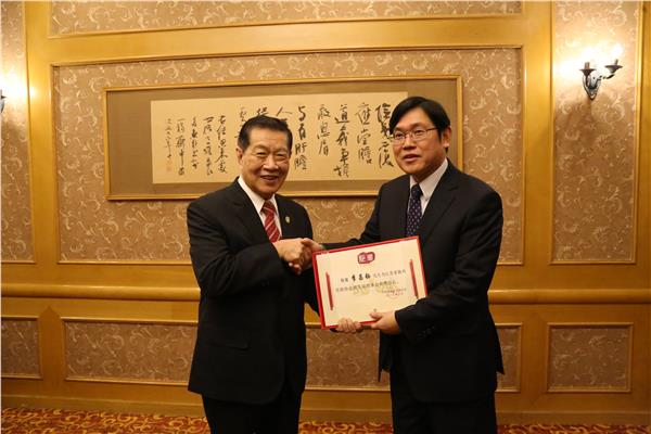中國僑網省海協(xié)會會長王華向李昌鈺先生頒發(fā)證書