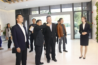 中國僑網(wǎng)蔡偉生(前左二)一行在光明新區(qū)城市展示館考察調(diào)研。記者 謝青蕓 攝