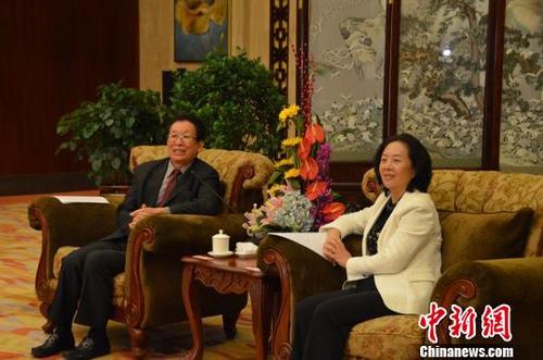 中國僑網(wǎng)圖為云南省委統(tǒng)戰(zhàn)部部長楊寧(右)會見泰國僑領(lǐng)(左)。李曉琳 攝