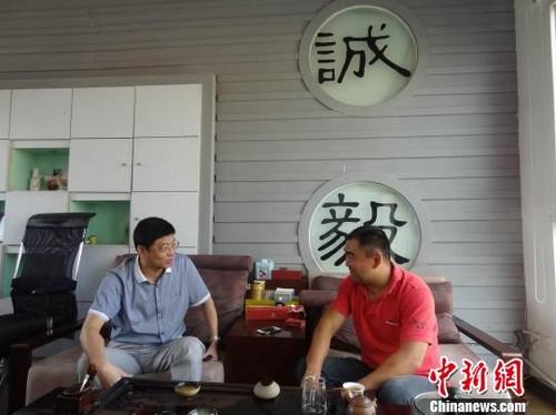 中國僑網(wǎng)資料圖:2013年6月28日,,廈門市湖里區(qū)僑聯(lián)主席嚴(yán)志和率機(jī)關(guān)工作人員走訪僑商僑企。圖為嚴(yán)志和了解僑企情況,。(圖片來源:中新網(wǎng))