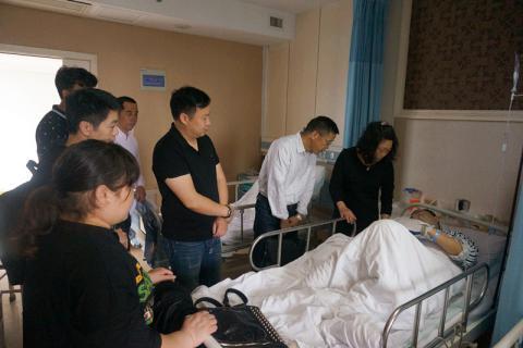 中國僑網對受助人進行慰問。